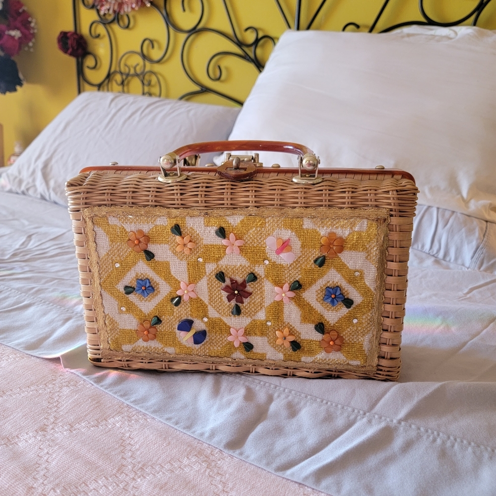 Vintage Wicker Handbag with Lucite Handle - Picture 3 of 8